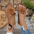 Sandales compensées d'été marron pour femme avec fleur élégante et détails ajourés. - Beige