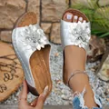 Sandales compensées argentées pour femmes avec fleur décorative et détails ajourés - Argent