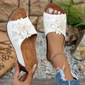 Sandales compensées blanches élégantes avec décoration florale et motifs ajourés - Blanc
