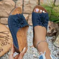 Sandales compensées bleu marine à fleurs avec détails découpés au laser et semelle - Bleu foncé