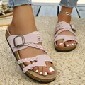 Detaillierte Nahaufnahme von rosa geflochtenen Sandalen mit Schnalle und Korksohle. - Rosa