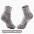 Hochwertige graue Wandersocken aus Merinowolle für Herren mit dickem Thermostrick - Einheitsgröße / Knöchelhoch / Grau