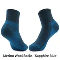Hochwertige königsblaue Merinowoll-Wandersocken für dicken winterlichen Thermokomfort - Einheitsgröße / Knöchelhoch / Saphirblau