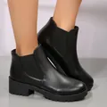 Detailopname van zwarte Chelsea boots met een dikke profielzool en elastische zijkanten - 35 / Zwart