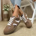 Vista detallada de las zapatillas casuales marrones y blancas con bloques de color y denim. - 36 / Marrón