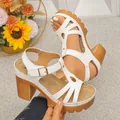 Detailopname van witte plateausandalen met bandjes en dikke hak met houteffect - 36 / Wit