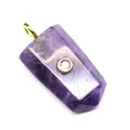 Detailansicht eines schildförmigen Amethyst-Anhängers mit zentralem Steinbesatz - Amethyst