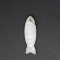 Vue détaillée d'un pendentif en forme de poisson sculpté dans une pierre naturelle blanche. - Pendentif Seul (Sans Chaîne) / Cristal blanc