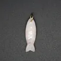Vue détaillée d'un pendentif en forme de poisson en quartz rose avec un anneau doré. - Pendentif Seul (Sans Chaîne) / Quartz rose