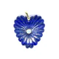 Dettaglio macro del ciondolo a cuore in lapislazzuli con intaglio a raggiera e zircone blu - Solo Ciondolo (Senza Catena) / Lapislazzulo