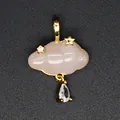 Primer plano de un colgante de nube de piedra natural rosa con estrellas doradas y gota cristal - Colgante Nube Cuarzo Rosa / Cuarzo rosa