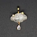 Detalle de colgante de piedra natural con forma de nube, estrellas y gota de cristal - Colgante Nube Cristal Roca / Cristal de roca
