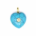 Détail d'un pendentif en pierre de turquoise en forme de cœur avec oxyde de zirconium - Turquoise Bleue