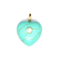 Gros plan d'un pendentif cœur en turquoise avec veines dorées et zircon incrusté - Turquoise