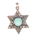 Vue détaillée d'un pendentif hexagramme vintage avec une pierre naturelle centrale - Amazonite