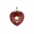 Gros plan d'un pendentif cœur en pierre rouge naturelle avec zircon et boucle dorée - Quartz Fraise