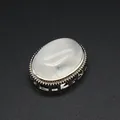Detailweergave van een ovale witte kristalsteen in een zilveren metalen zetting - Bergkristal
