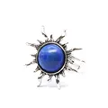 Detail-Makroansicht eines Retro-Sonnenrings mit natürlichem blauem Lapislazuli-Cabochon. - Sonnenmotiv Offener Ring / Lapislazuli