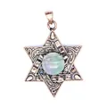 Vue détaillée en gros plan d'un pendentif hexagramme vintage en pierre naturelle - Fluorite Colorée