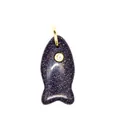 Nahaufnahme eines Fischanhängers aus blauem Sandstein mit einem funkelnden Zirkon-Augendetail. - Blauer Sandstein