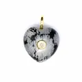 Détail rapproché d'un pendentif en obsidienne flocon de neige en forme de cœur - Obsidienne flocon de neige