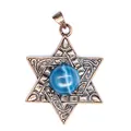 Détail d'un pendentif hexagramme en bronze vintage avec une pierre œil de chat bleu. - Agate bleue