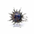 Detailansicht eines silbernen Rings in Sonnenform mit einem blauen Naturstein-Inlay - Sonnenmotiv Offener Ring / Blauer Sodalith