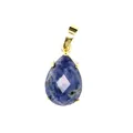 Détail d'un pendentif en sodalite bleue naturelle en forme de goutte facettée. - Sodalite bleue