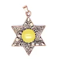 Vue détaillée d'un pendentif Étoile de David en bronze antique avec pierre jaune - Topaze