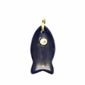 Detailaufnahme eines blauen Naturstein-Fisch-Anhängers mit funkelndem Zirkon-Auge - Blauer Sodalith