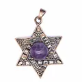 Détail d'un pendentif hexagramme vintage avec incrustation de pierre de cristal violette. - Améthyste