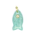 Nahaufnahme eines kleinen Fischanhängers aus Amazonit-Stein mit funkelndem Zirkon-Detail - Amazonit