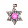 Gros plan d'un pendentif Étoile de David en bronze vintage avec pierre naturelle rose - Agate rouge rose