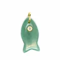 Detailaufnahme eines grünen Amazonit-Fischanhängers mit Goldöse und Zirkon-Auge - Aventurin-Jade