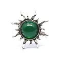 Detailaufnahme eines retro sonnenförmigen offenen Rings mit grüner Naturstein-Einlage - Sonnenmotiv Offener Ring / Grüner Achat