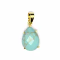 Gros plan détaillé d'un pendentif en turquoise facetté en forme de goutte avec bélière d'or - Turquoise