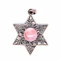 Vue détaillée d'un pendentif Étoile de David vintage avec pierre naturelle rose - Rouge pastèque