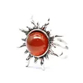 Detailaufnahme eines Vintage Sonnenrings mit rotem Naturstein und verstellbarer Ringschiene. - Sonnenmotiv Offener Ring / Roter Achat
