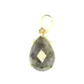 Vue détaillée d'un petit pendentif en pierre naturelle taillée en goutte sur monture dorée. - Labradorite