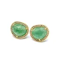 Dettaglio di orecchini a lobo in pietra verde stile barocco con cristalli pavé - Quarzo Fragola Verde