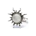 Vintage Sonnen-Ring offen mit einem polierten runden natürlichen weißen Stein - Sonnenmotiv Offener Ring / Weiß Kristall