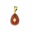 Gros plan d'un pendentif en pierre de soleil en forme de goutte à facettes dorées - Pierre de Sable d'Or