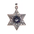Gros plan d'un pendentif hexagramme vintage avec une pierre de sable bleu au centre. - Pierre de Sable Bleue