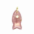 Detailansicht eines niedlichen Fisch-Anhängers aus rosa Naturstein mit Zirkon-Einlage - Erdbeerquarz