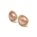 Primo piano di orecchini barocchi con pietra del sole, placcatura in oro 24 carati - Quarzo Fragola Rosa