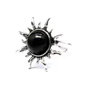 Nahaufnahme eines Vintage-Rings in Sonnenform mit einem polierten schwarzen Naturstein - Sonnenmotiv Offener Ring / Obsidian