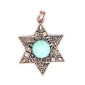 Gros plan d'un pendentif Étoile de David vintage avec pierre turquoise - Turquoise