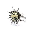 Detailansicht eines Retro-Sonnenrings mit einem gefleckten Dalmatiner-Jaspis-Naturstein - Sonnenmotiv Offener Ring / Dalmatinerjaspis