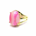 Dettaglio di anello placcato oro 24k con pietra di agata rosa a strisce ovale - Agata rosso rosa