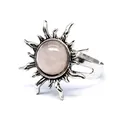 Nahaufnahme eines Retro-Sonne-Ringes mit einem polierten, runden Rosenquarz-Stein. - Sonnenmotiv Offener Ring / Rosenquarz